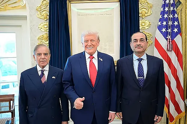 ইরানের সঙ্গে ‘খুবই ভালো’ আলোচনা হয়েছে, ট্রাম্পের এমন দাবির পর ইসরায়েলে দফায় দফায় ক্ষেপণাস্ত্র হামলা